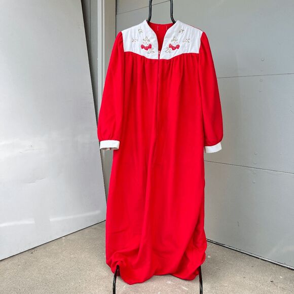 VTG 60s 70s Red Strawberry Embroidered Housecoat Zip Robe Cottagecore Mumu - Picture 2 of 9